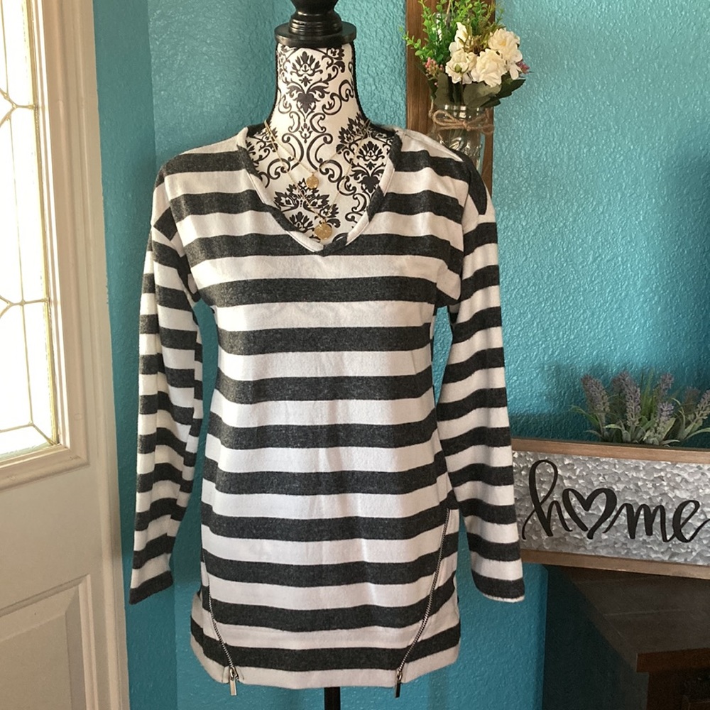 French Laundry | Women’s V-Neck Striped Long Sleeve Tunic